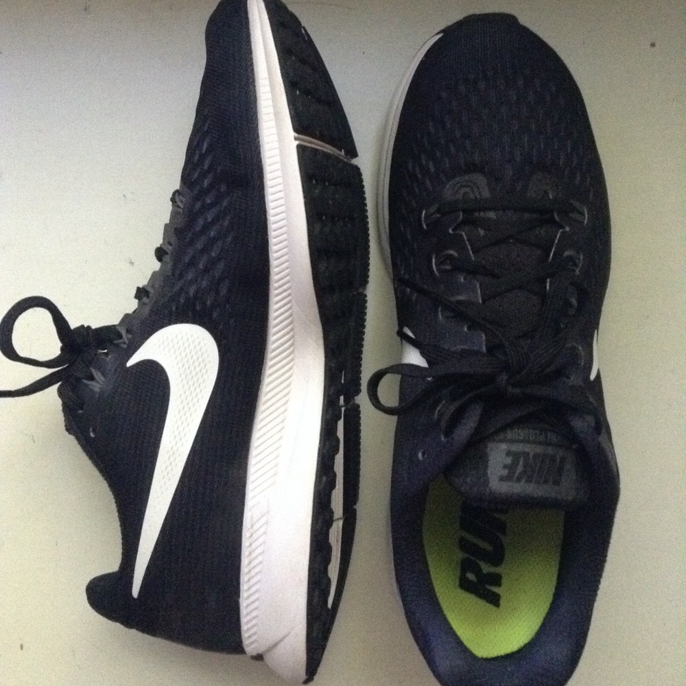 Black Nike Air Zoom Pegasus 33 running shoes!👟